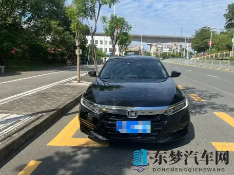 迪丽热巴被 到喷水：明星迪丽热巴意外遭遇喷泉袭击，场面搞笑逗趣