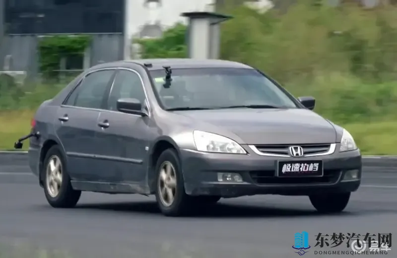 打扑克的剧烈运动：汽车运动娱乐新风尚，跨界融合乐趣多-1