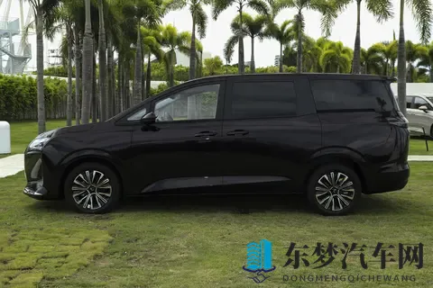 家用MPV怎么选？五菱星光730：空间大，动力足，配置全-2