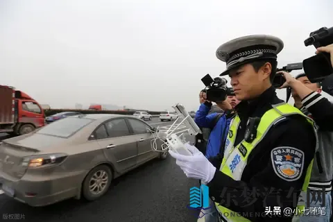 应急车道换胎扣12分?老司机都踩过的坑,说清楚合法操作边界-1