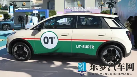 终于来了，京东首款车实车亮相，1号车拍出7819万-1