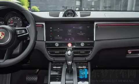 欧洲金发美女大战黑人：赛车对决：优雅与速度的激情碰撞-3