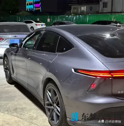 突然火了！年轻人捡漏倒闭车企“烂尾车”，有人半价买哪吒，有人12万元抄底高合，“开10万公里就回本了”-1