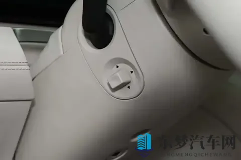 腾势N8L:大六座安全豪华SUV，是家庭出行的理想选择！-1