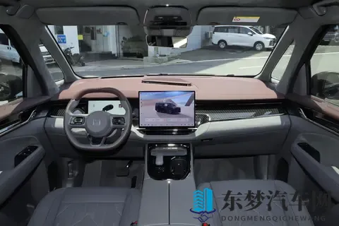 极氪009：明星同款MPV，39秒破百，续航702km，家用够不够？-2