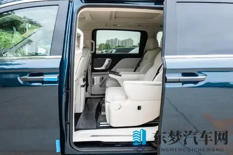 26款岚图梦想家乾崑系列，动力强劲、空间宽敞、配置丰富-3