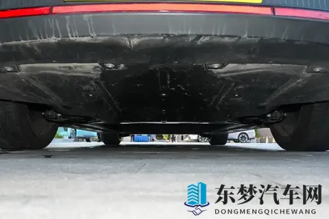 體育生自擼打飛機：體育少年狂玩无人机，親自操控展身手-1