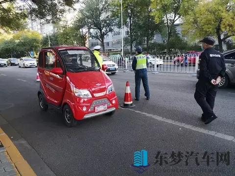 12月1日起 电动车、三轮、四轮车上路“5不准2放行” 处罚明确-1