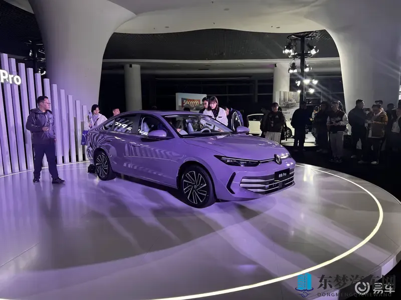 888万起的朗逸Pro，标配腾讯生态，要智能冲顶配-1