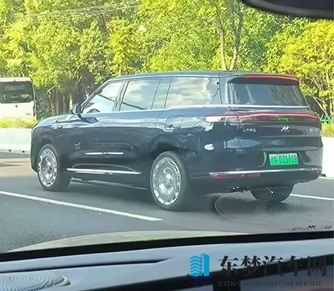 智己LS9实车现身街头，配空气悬架+灵蜥数字底盘，尺寸大过问界M9-2