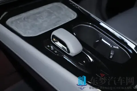 重塑豪华MPV：极氪009七座过道版，能否成为多口之家的理想座驾？-2