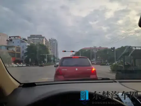 等绿灯有必要挂N挡吗？吃过亏的司机都这样做，安全又不伤车！-1