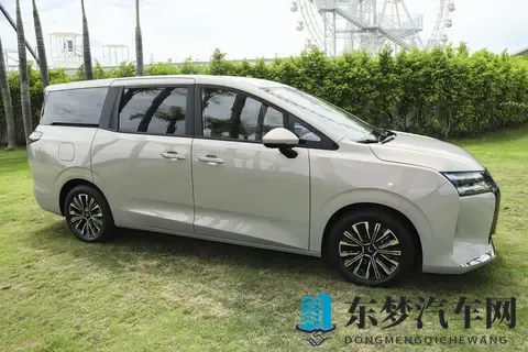 五菱星光730 PHEV：7座大空间，电动侧滑门，家用好帮手