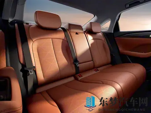 体育生黑袜自慰出精：新型汽车亮相，外观性能全面突破-2