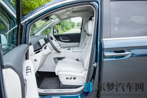 26款岚图梦想家PHEV 乾崑 Ultra 解析：高端 MPV 的豪华与实用平衡-2
