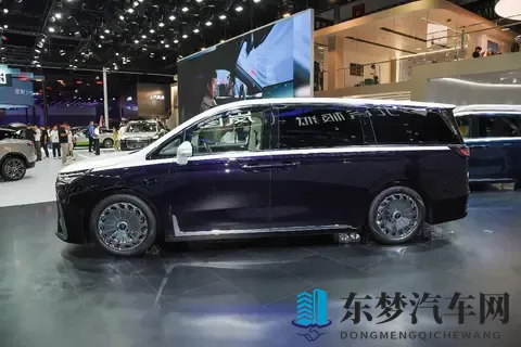 26款岚图梦想家乾崑系列，动力强劲、空间宽敞、配置丰富-1