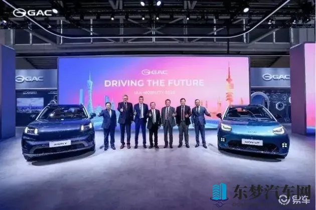 交videos老少配了:汽车新潮流:老少搭配,安全智能,引领时代风尚-1