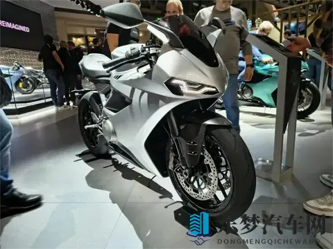 诺顿复活首发之作！曼岛TT传奇后裔Manx R实力几何？-1