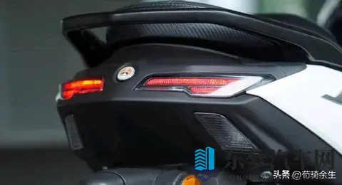 7980元买水冷150+ABS+TCS？这款平踏板把小排量配置卷到新高度！-1