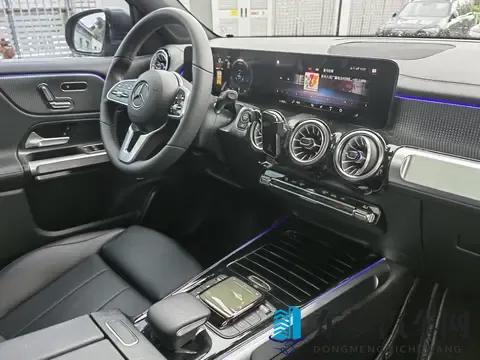 这里有精品：科技驱动，品质领先，某品牌汽车引领未来潮流