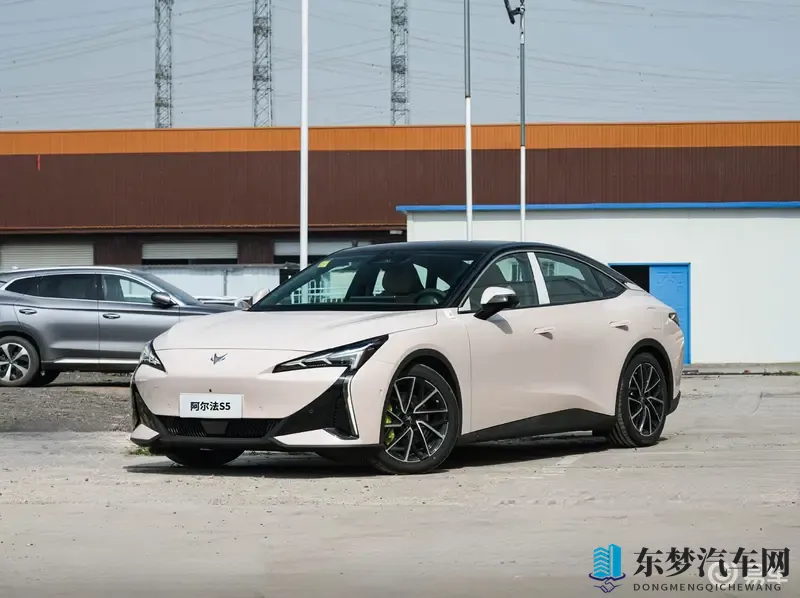 10岁小孩骑大马牙签搅大缸：十岁幼童驾驭大马，牙签搅动巨缸水花飞-1