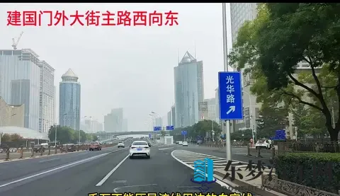 北京国贸桥西，主路出辅路压线，司机注意避让