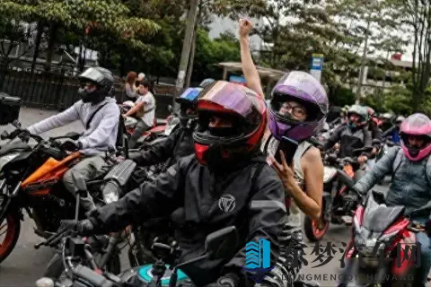 限摩令惹众怒!摩托手封路抗限令,12万人生计不能停?-3