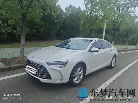 等红灯别傻踩D挡！白色君威这操作舒服到上瘾-1