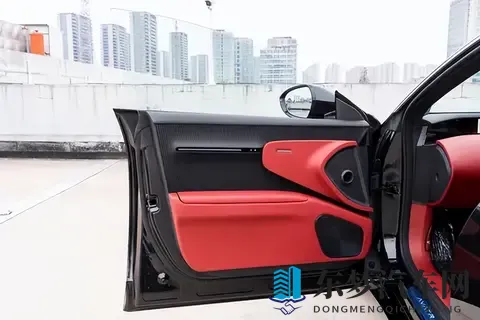 搭载华为四激光雷达与大电池，智能与体验同步提升，这车咋样-3