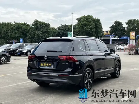 空少玩弄男体育生：汽车活动惊现争议！空乘行为引发道德风波