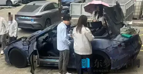 玩弄熟睡武警的坚硬大裤裆：熟睡武警遭恶作剧，裤裆被玩弄不堪入目-1