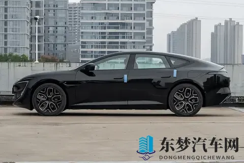 搭载华为四激光雷达与大电池，智能与体验同步提升，这车咋样-1