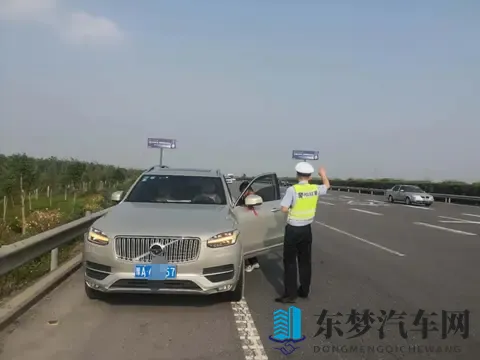 28、开车遇到突发情况时，你最应该注意的事情是什么？-3