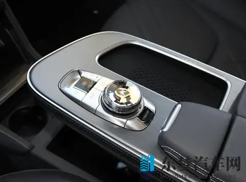 又一国产新能源，轴距2915mm，搭载华为双电机+宁德时代电池