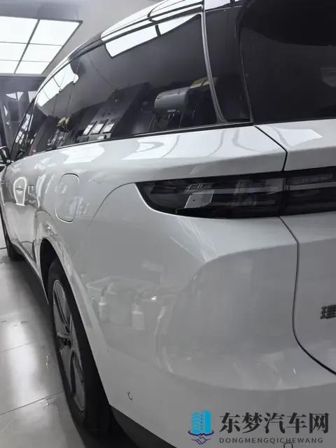 用刷子刷女初中生的脚丫子：轮胎轮毂清洁保养，安全驾驶保障大揭秘-2