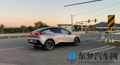 个性化成新能源SUV竞争新焦点，银色领克Z20现身引行业讨论-2