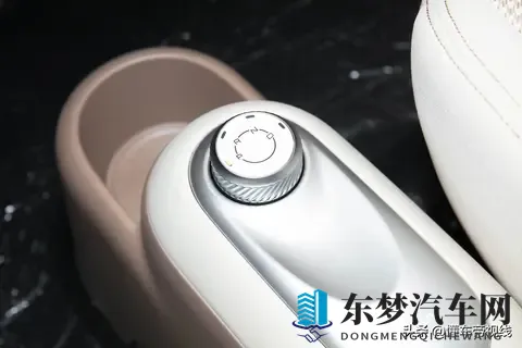 新车｜售558万元_续航301公里，五菱宏光MINIEV四门版新车型上市-3