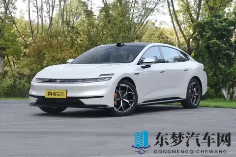 岚图泰山3799万起豪华大六座SUV搅局者还是定义者?-1