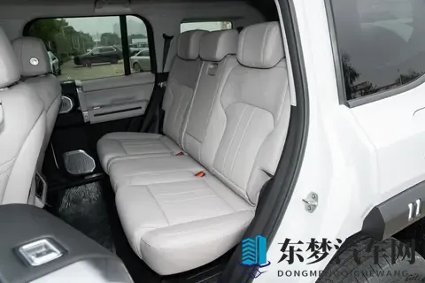 卷疯了！3299 万起的 “方盒子”，竟有劳斯莱斯音响 + 华为 ADS40-1