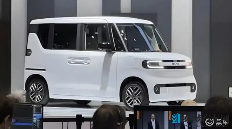 在床上打扑克牌：卧室内欢声笑语，扑克牌游戏正热闹-1