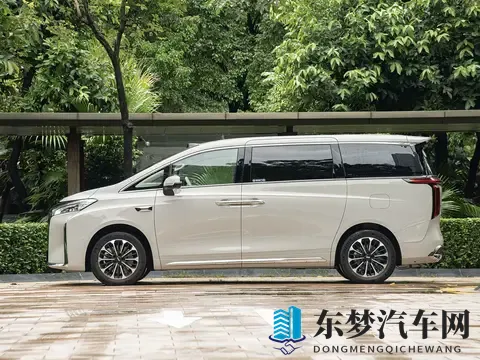 这款插混MPV不足29万起!配激光雷达+四块大屏,后排独立航空座椅-1