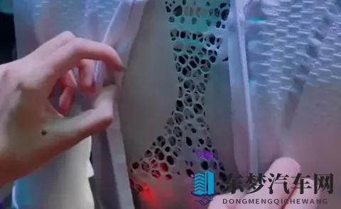 将界2第3集打扑克80秒：电动汽车崛起，自动驾驶与智能互联引领汽车新时代