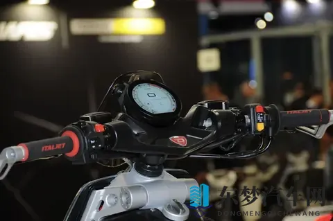 米兰车展丨意塔杰特Roadster 400发布,复古踏板的“变态”演绎-2