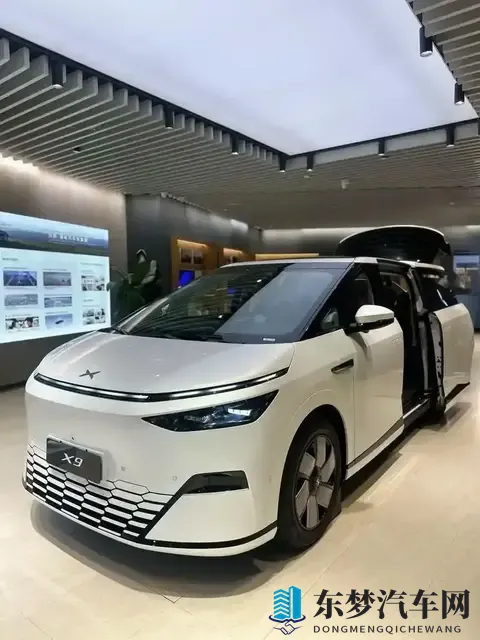 “用92号汽油就跑1400公里的豪华电车，真这么神？小鹏X9增程版”-1