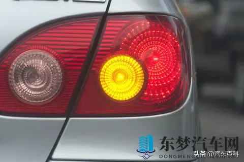 开车不打转向灯，28%事故因它起，新规罚到肉疼！-2