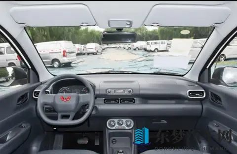 548万起！全新五菱宏光燃油版上市，7座+15L超实用-1