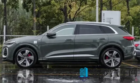 新款奥迪Q5L换三屏内饰，华为驾辅真顶配？轴距加长但价格悬了