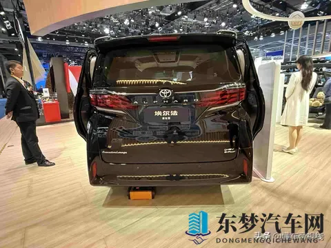 丰田埃尔法卖140万，轮椅能自己上下车，这车真要改行了-1