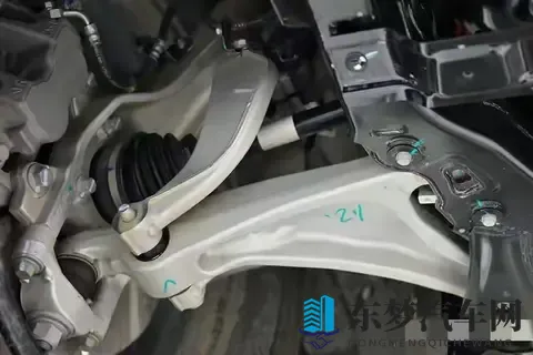 一撞就断！为何新能源车用粗壮的铝合金悬挂，却经常断轴崴脚？-1
