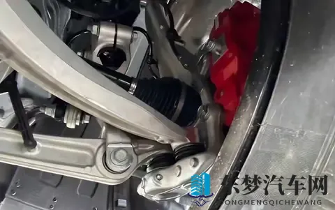 一撞就断！为何新能源车用粗壮的铝合金悬挂，却经常断轴崴脚？-2